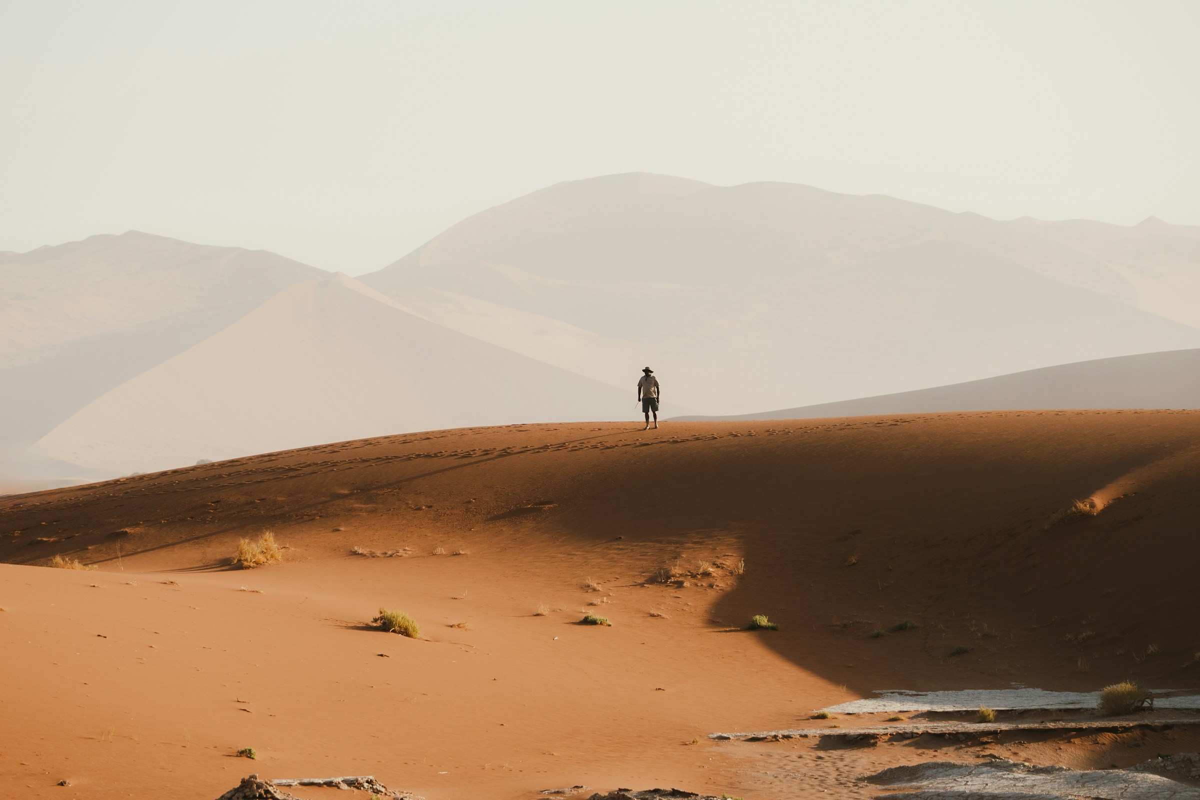 un hombre en el desierto